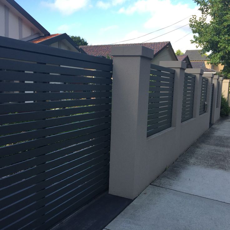 Sliding gate installation